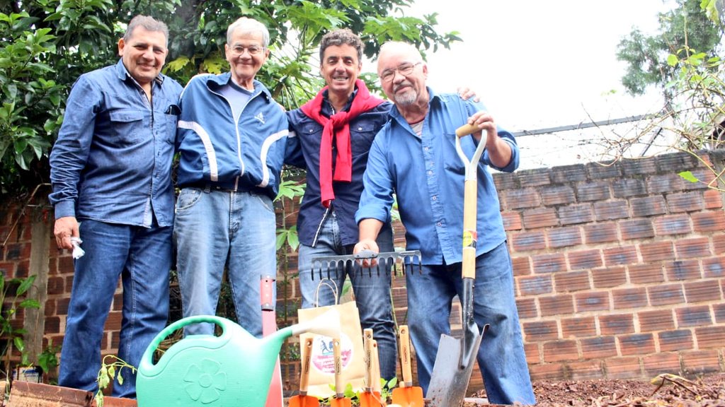 maritoxalcaraz's tweet photo. Con Ernesto, Mario y Luis del Club Fortaleza y el acompañamiento de @AgriFam2016 @martaferre @OttoGoritz sumamos una nueva huerta para nuestros abuelos 🥬🍅🥕🥒🥔🌽 https://t.co/nJBQlY6Syu