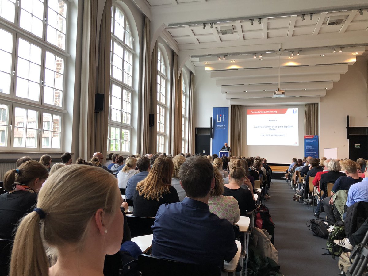 nic_ide's tweet photo. Diese 220 Lehrer aus #Hamburg sind nun fit für „Digitale Medien im Fachunterricht“! @TiesRabe stellte das Fortbildungsprogramm der @hh_bsb heute vor. #Bildung #Digitalpakt @RTLNord https://t.co/lDfeCuwI19