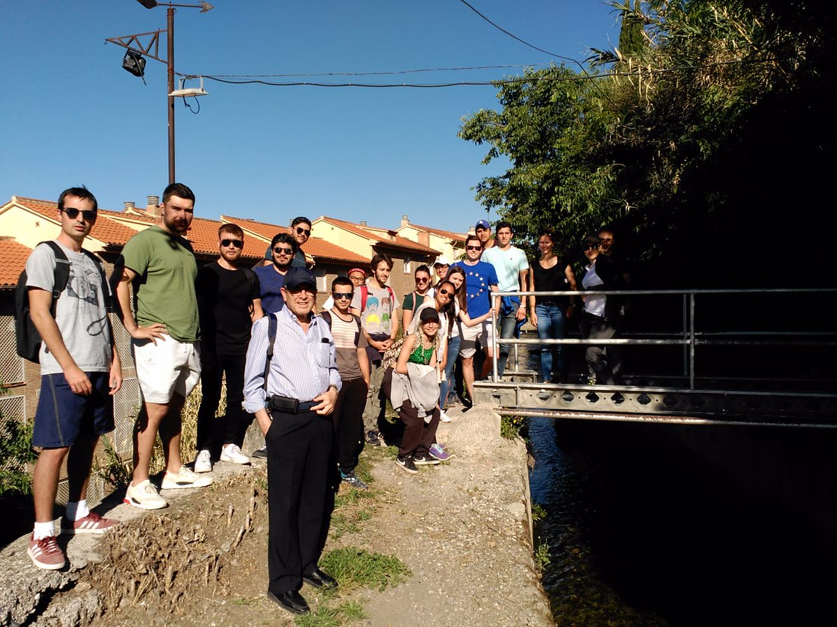 ETSCaminosUGR's tweet photo. Hoy, los estudiantes de 'Urbanismo' y 'Sistema Hídrico' de la @ETSCaminosUGR han visitado la Acequia Gorda y el encauzamiento del río Genil acompañados por profesor Pedro Ferrer. https://t.co/eHblJzYtXY