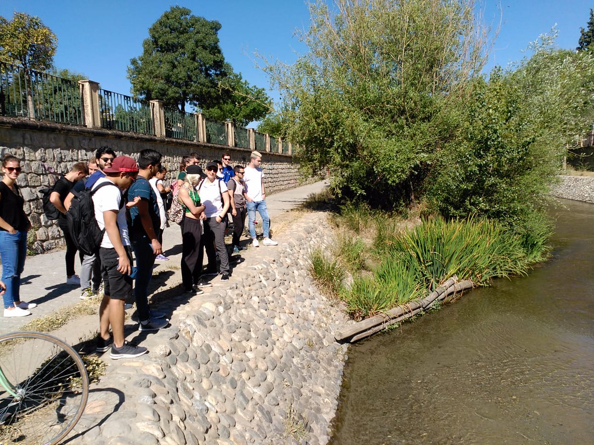 ETSCaminosUGR's tweet photo. Hoy, los estudiantes de 'Urbanismo' y 'Sistema Hídrico' de la @ETSCaminosUGR han visitado la Acequia Gorda y el encauzamiento del río Genil acompañados por profesor Pedro Ferrer. https://t.co/eHblJzYtXY