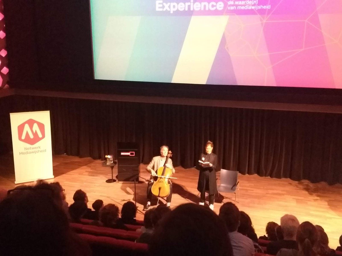 Anouk Saleming en <a href="/bartvanrosmalen/">bart van rosmalen</a> sluiten de #MNX19 af met een inspirerende muzikale performance. Met aan aanwezigen de tip: "Schrijf na vandaag eens op tot welke inzichten je vandaag bent gekomen en eindig met de vraag: wat wilde ik eigenlijk te weten komen?"