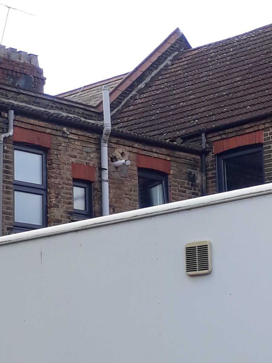 MD_Plumb's tweet photo. Just spotted this flue from the pub garden 😍 😂#flueless https://t.co/9GMEQrsT2u