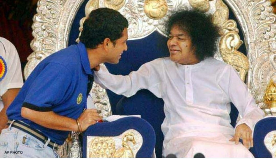 freeursoulx's tweet photo. Pic 1: Sachin with Satha Sai Baba
Pic 2: Sai Baba had power to produce golden egg from his mouty
Moral of the story : Don't blame Modi , Bhakti is blind. You will believe anything once you become a Bhakt .
#ModiObsession https://t.co/8YMa00whl4