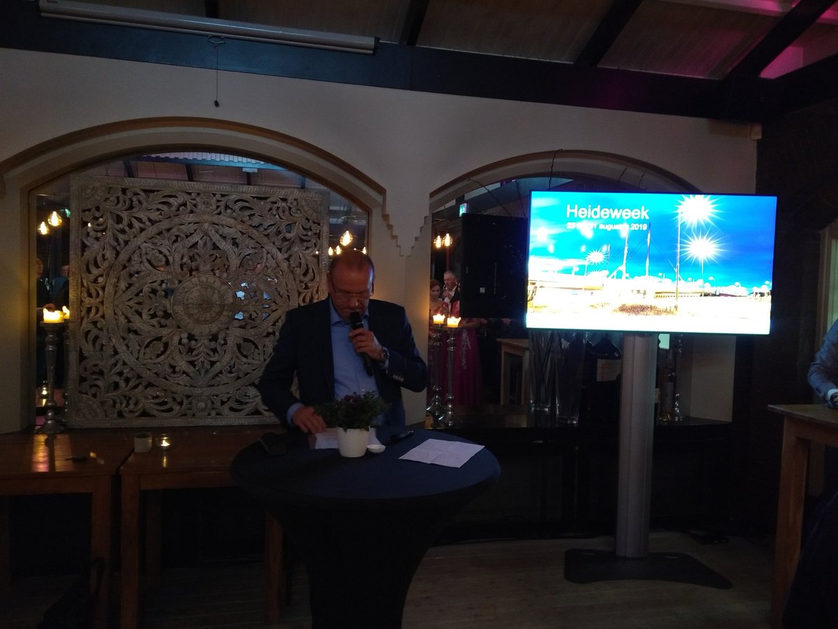 Aanwezig namens <a href="/EdeStad/">EdeStad.nl</a> op de <a href="/heideweek/">Heideweek</a> sponsorborrel in <a href="/Pomphuis/">Restaurant Pomphuis</a> <a href="/GemeenteEde/">Gemeente Ede</a> Traditiegetrouw deze middag de nieuwe japonnen van de hoogheden gemaakt door <a href="/Bruidshuisede/">Bruidshuis t Koetsje</a> en volledige programma! Kijk op heideweek.nl en houd www edestad.nl in de gaten!