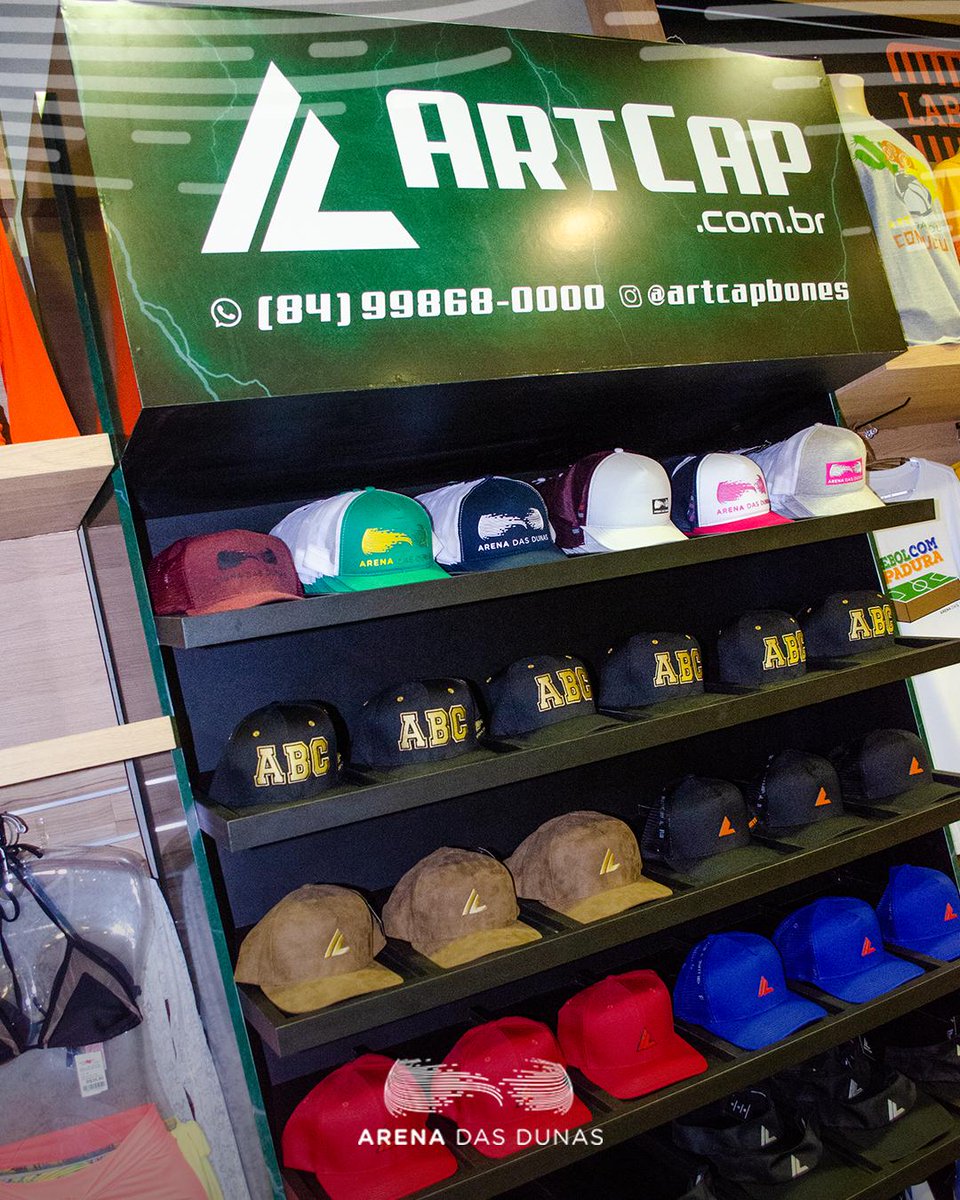 casapostadunas's tweet image. Os bonés da @artcapbones são lindos e super estilosos, e agora você os encontra na lojinha do Arena Tour. 

Além dos clássicos com a logo da Arena das Dunas, estão disponíveis bonés temáticos de alguns clubes potiguares. ⚽

#ArenaTour #ArtCap #bonés #ArenadasDunas