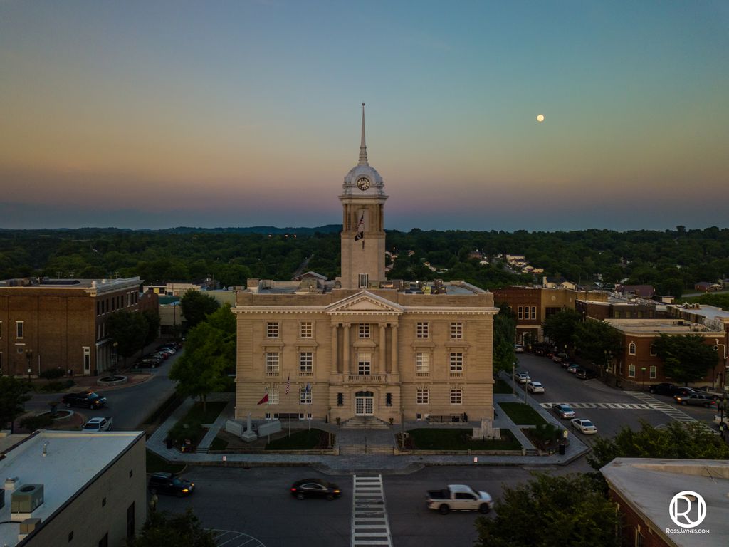 RossJaynes's tweet photo. The moon even made an appearance!

#VisitColumbiaTN #ExperienceMaury #MyColumbiaTN #MauryCountyNow #drone #droneshots #dronestagram #Mavicpro #dronephoto #MauryCountyCourthouse #RossJaynes #JAYNESMEDIA https://t.co/NccQ50xXXq
