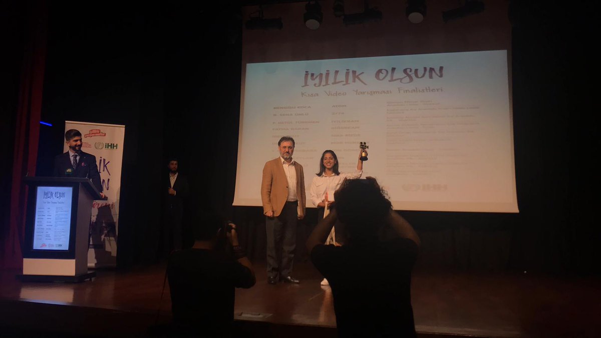 Senenin ilk ödülü geldi. İHH ve İstanbul İl Mili Eğitim Müdürlüğü tarafından düzenlenen iyilik temalı kısa film yarışmasında Öğrencimiz Fatma Baran <a href="/akkadsinema/">akkadsinema</a> kapsamında çektiğimiz Diğerkâm isimli kisa filmiyle 2.cilik ödülünü aldı.
<a href="/kasapoglu/">Dr. Mehmet Kasapoğlu</a> @GSBgenclikproje