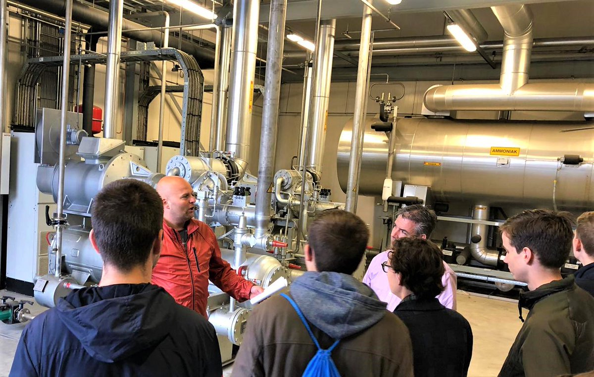 De Dutch Technology Week <a href="/HartvanBrabant/">Hart van Brabant</a> loopt lekker! Vandaag zijn honderden jongeren op tour geweest bij stoere tech bedrijven in de regio!
<a href="/CambreurCollege/">Cambreur College</a>, <a href="/walewyc/">Walewyc-mavo</a> <a href="/VanHaestrecht/">VanHaestrechtcollege</a> waren bij @Dataplace en @KivitsDrunen #onderdeindruk #makeitinTilburg
#maketechyours @dtw2019