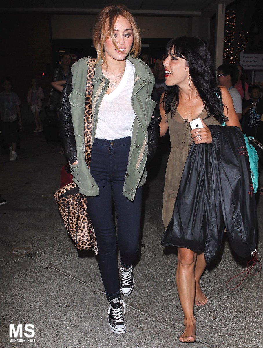 HistoryOfMiley's tweet photo. • May 21, 2012 •
Miley arriving at the Burbank Airport. #MileyCyrus #SHEISCOMIMG https://t.co/GOIefxzS2U