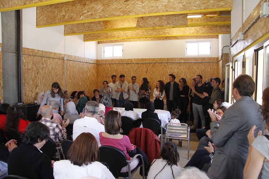 Nacho_Murgui's tweet photo. Hoy hemos tenido la oportunidad de compartir el día de la diversidad cultural con las vecinas y vecinos de la Cañada Real y de ver el funcionamiento del centro sociocomunitario. Una enorme alegría ver hacerse realidad un proyecto tan soñado y trabajado por vecinos y @MADRID. https://t.co/jPMU0KzXSI