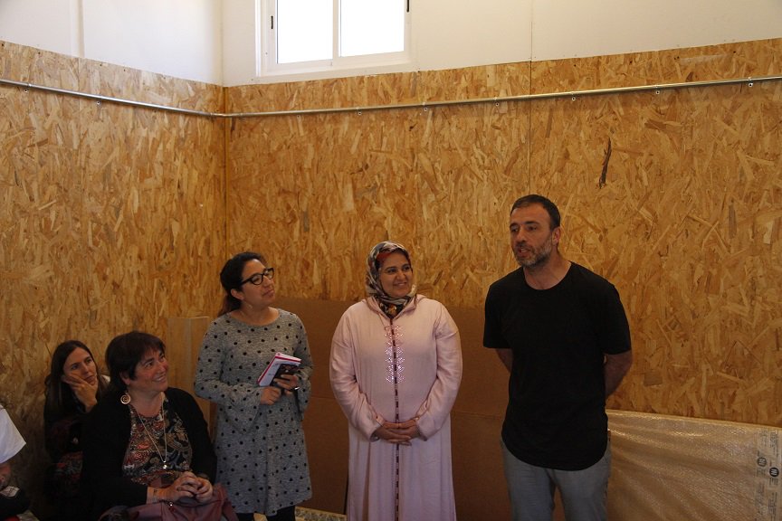 Nacho_Murgui's tweet photo. Hoy hemos tenido la oportunidad de compartir el día de la diversidad cultural con las vecinas y vecinos de la Cañada Real y de ver el funcionamiento del centro sociocomunitario. Una enorme alegría ver hacerse realidad un proyecto tan soñado y trabajado por vecinos y @MADRID. https://t.co/jPMU0KzXSI