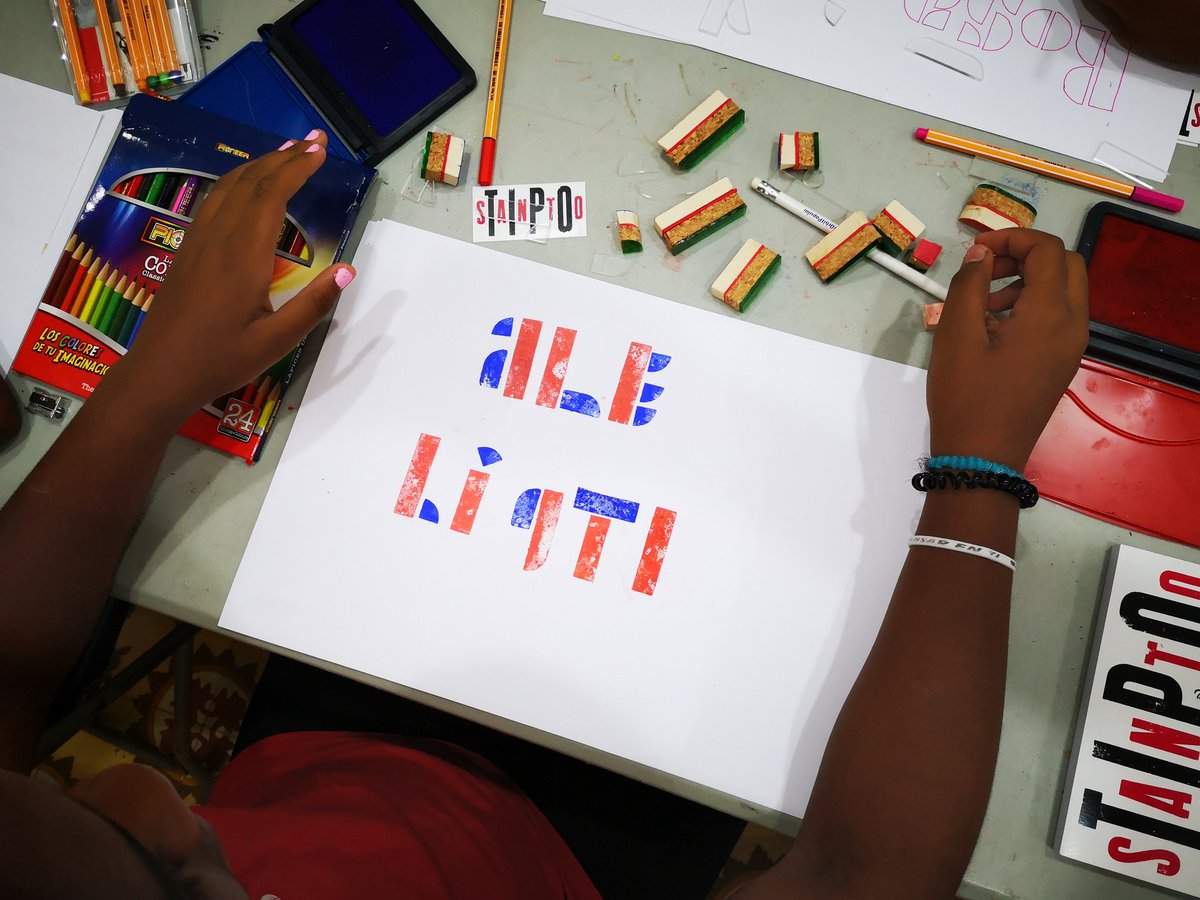 robertogamonal's tweet photo. TALLER INFANTIL ABC BAUHAUS
Celebramos el centenario de la Bauhaus trabajando con sellos y módulos de la Kombination Schrift de Josef Albers.

Gracias al @CCESD por fomentar estas actividades

#100bauhaus #santotipo2019 #modulartype #stenciltype #stamps https://t.co/Qgo4nAvnL2
