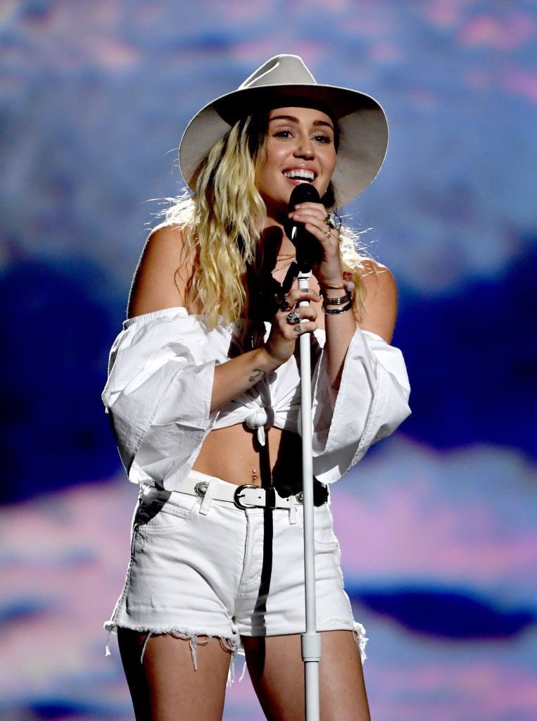 HistoryOfMiley's tweet photo. • May 21, 2017 •
Miley performing at the Billboard Music Awards. #MileyCyrus #SHEISCOMIMG https://t.co/5pWREis7au