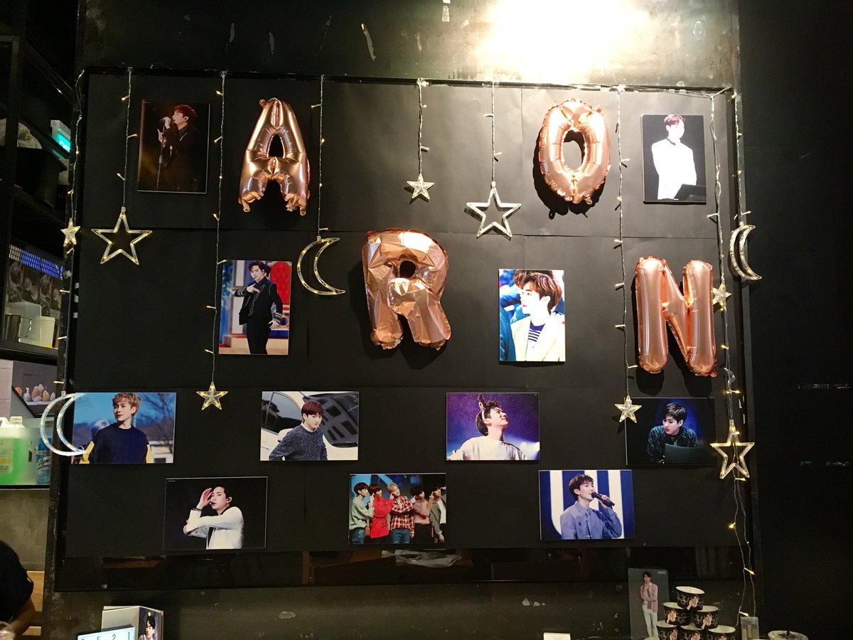 smolyoodaeng's tweet photo. went on the 19th to collect stuff and again today too (to collect stuff HAHAHA) but manage to snap the pretty wall ! yayz oh and also I receive pretty cards too ! thanks for making this event and hope to be able to attend the next one 🙏🏻😎✨#HAPPY_ARON_DAY #0521ARONDAY https://t.co/L26aXvNnjs