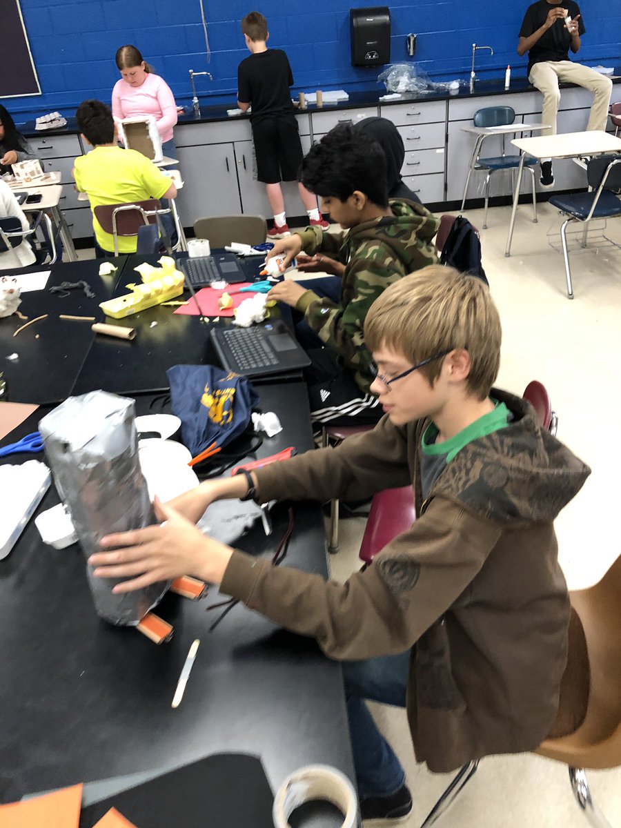 mrsupeRscience's tweet photo. Zoology class making progress on designing our animals @BR_STEM #STEMester2019 https://t.co/LOE4tt1aOq