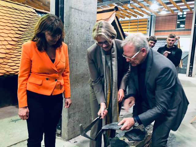 bmftr_bund's tweet photo. Berufliche Bildung liegt Bundesministerin @AnjaKarliczek sehr am Herzen. Deshalb besuchte sie heute gemeinsam mit @MechthildHeil &amp; Dachdeckermeister Artur Wierschem das Bundesbildungszentrum des Deutschen Dachdeckerhandwerks in Mayen. #BeruflicheBildung 
@DachdeckerDDB https://t.co/zkTYVvTFqK