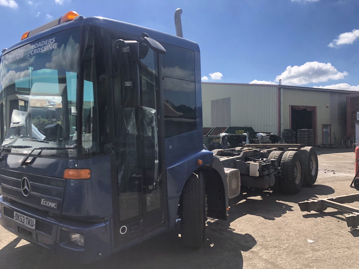 DronsfieldLee's tweet photo. Looking different now. Gentle removal of the cab next 🤞#mercedeseconic #mercedestrucks #recyclingmercedesusedparts https://t.co/yeQ0yAj9d4
