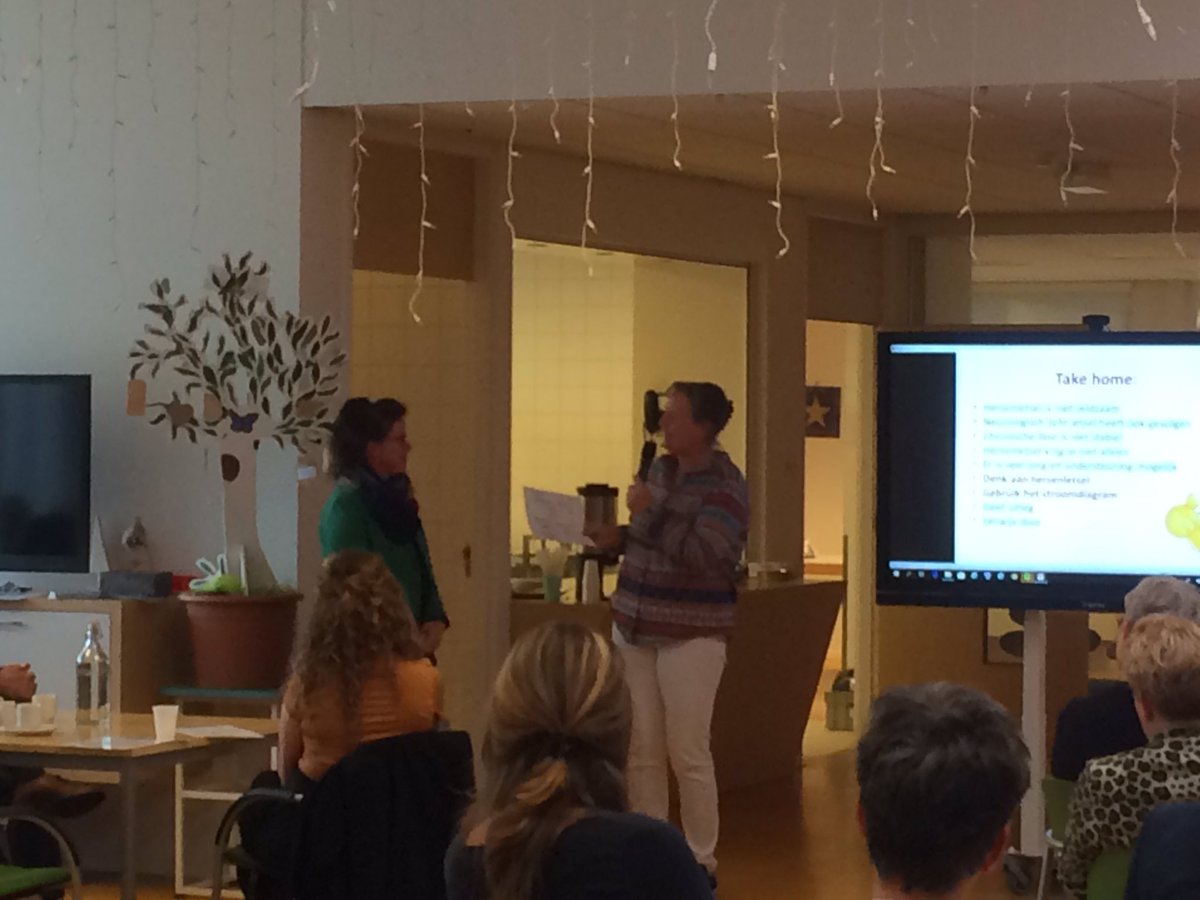 Officiele uitreiking van stroomdiagram Denk aan Hersenletsel aan huisarts Petra Steegs bij <a href="/SGLzorg/">SGL</a>