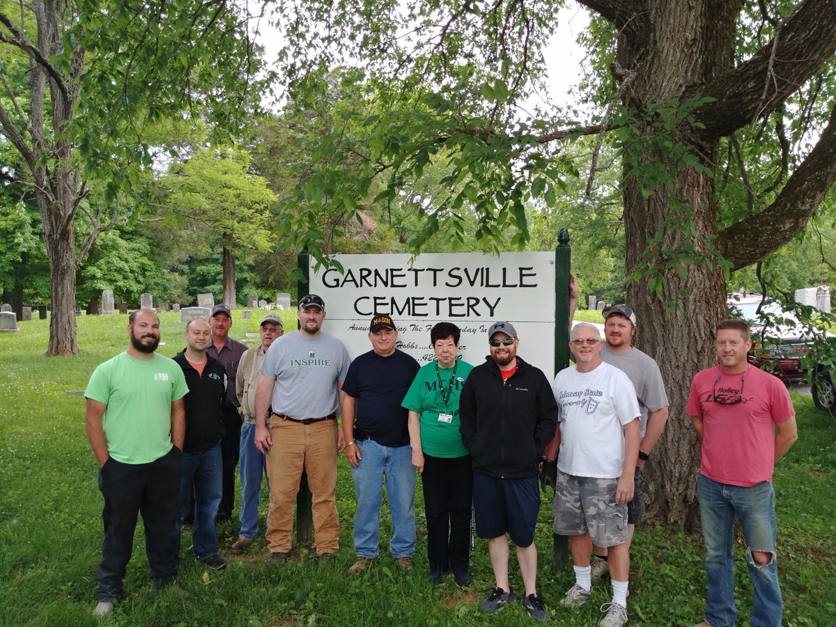 Garrett_Frank50's tweet photo. MCHS Staff participating in a Day of Service. Cleaning up Garnettsville Cemetery. #alloneallin #CultureofService @MEADECOUNTYHIGH https://t.co/0YiwLHoQsH