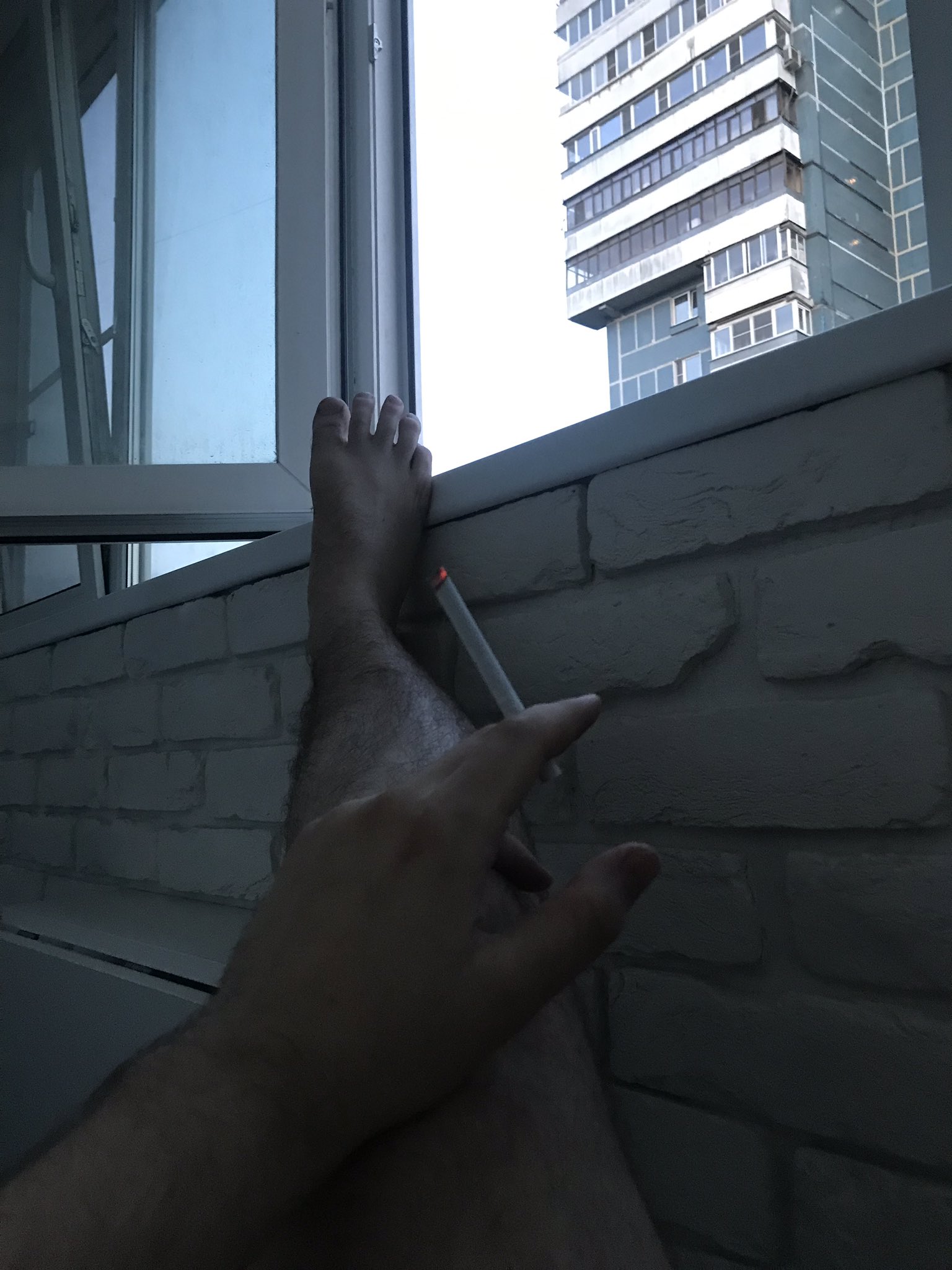 Гифка курит на балконе