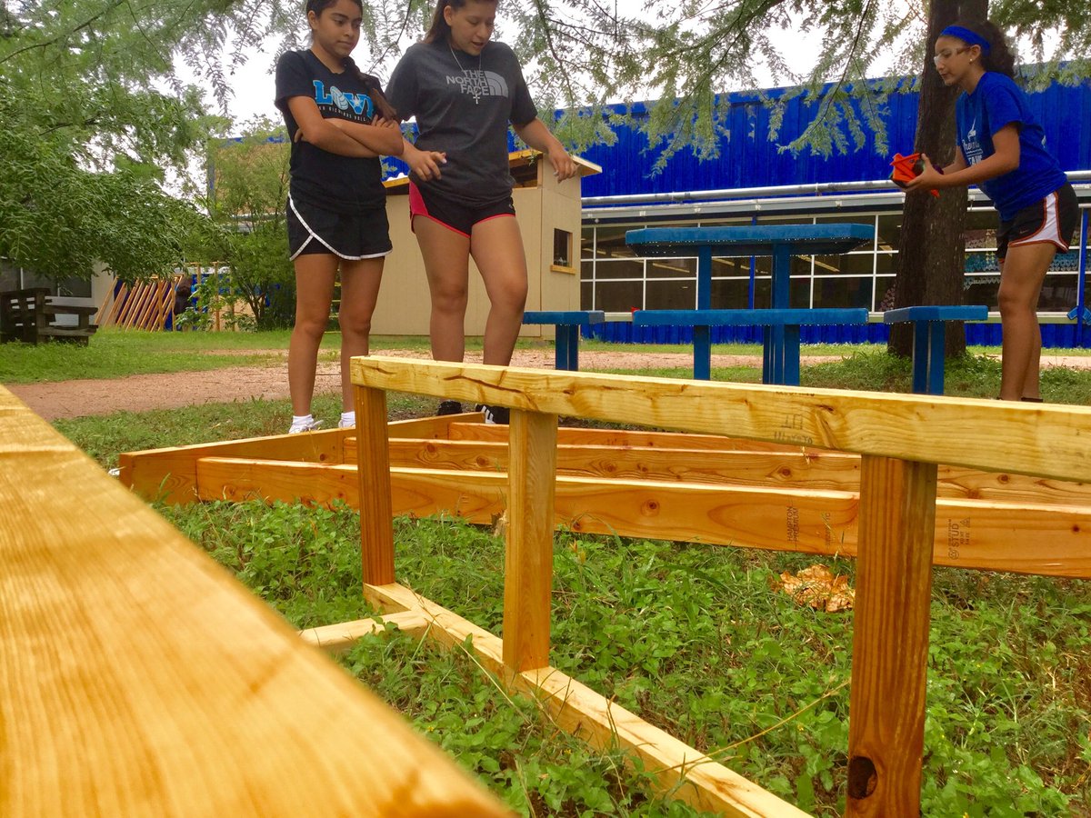 ArsRopes's tweet photo. Even though it’s raining the builders still keep on building! 🌧🙌🏼 #girlswhobuild #teamzombie #STEAM #youwillsurrive #arsgirls #starsmart #MakerEd https://t.co/xh8FKCZrUT