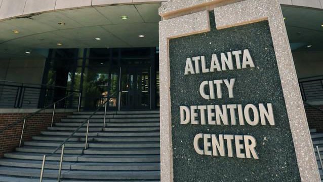 wsbtv's tweet photo. Atlanta City Detention Center to close down and the facility will be repurposed to benefit Atlanta communities. Mayor Bottoms: “No longer will Atlanta be in the jail business.” https://t.co/pGRNWXh3k2 https://t.co/3o6OgGgixP