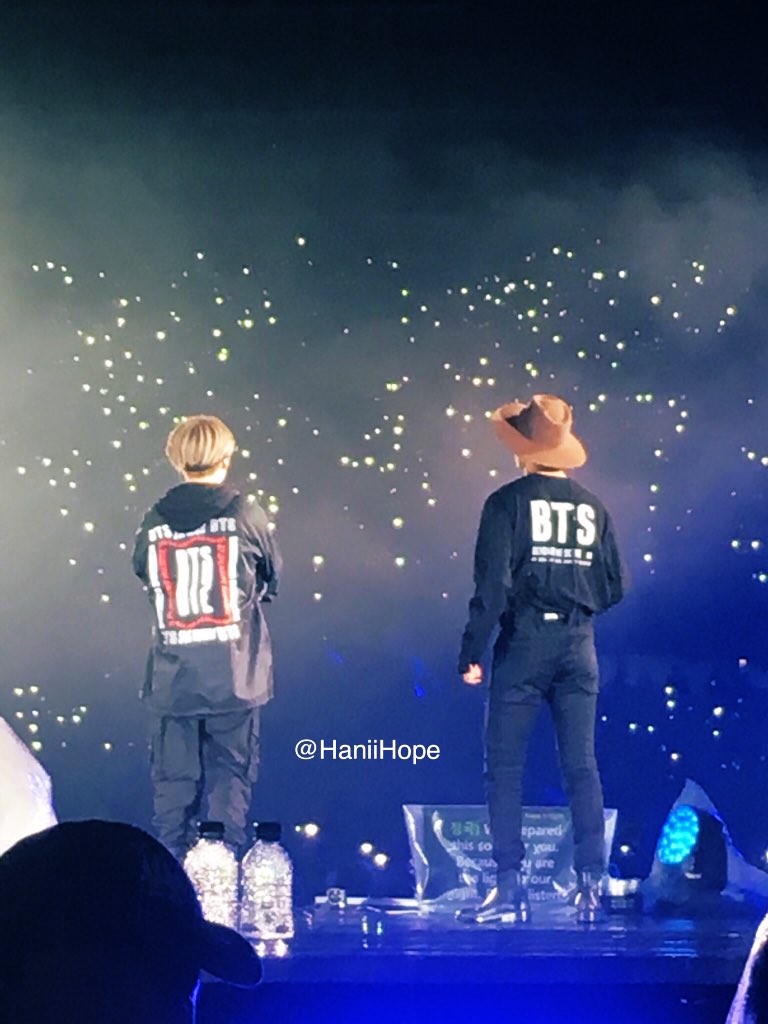 Yoongi 💕 and Tae 💜 looking into the crowd 🌌✨☔️ 🍯 @BTS_twt #Yoongi #taehyung #BTSxChicago #BTSxChicagoDay2 #firstphotos #concert #stagepresence #ARMY #coldandrainy #WORTHIT