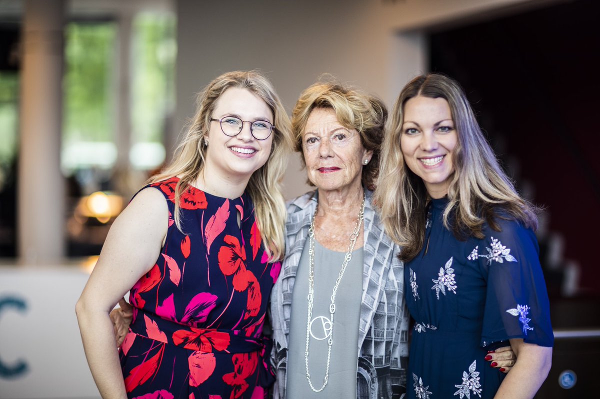 Ingelou's tweet photo. Wat is het bijzonder om zoveel Female Tech Heroes bij elkaar te zien  op @hightechcampus Dank aan onze ambassadeur @NeelieKroesEU En al bijna 1500 inschrijvingen voor ons initiatief om meer vrouwen enthousiast te maken voor de tech. 💛 Morgen meer foto’s! #femaletechheroes https://t.co/rCxfe6rr5G