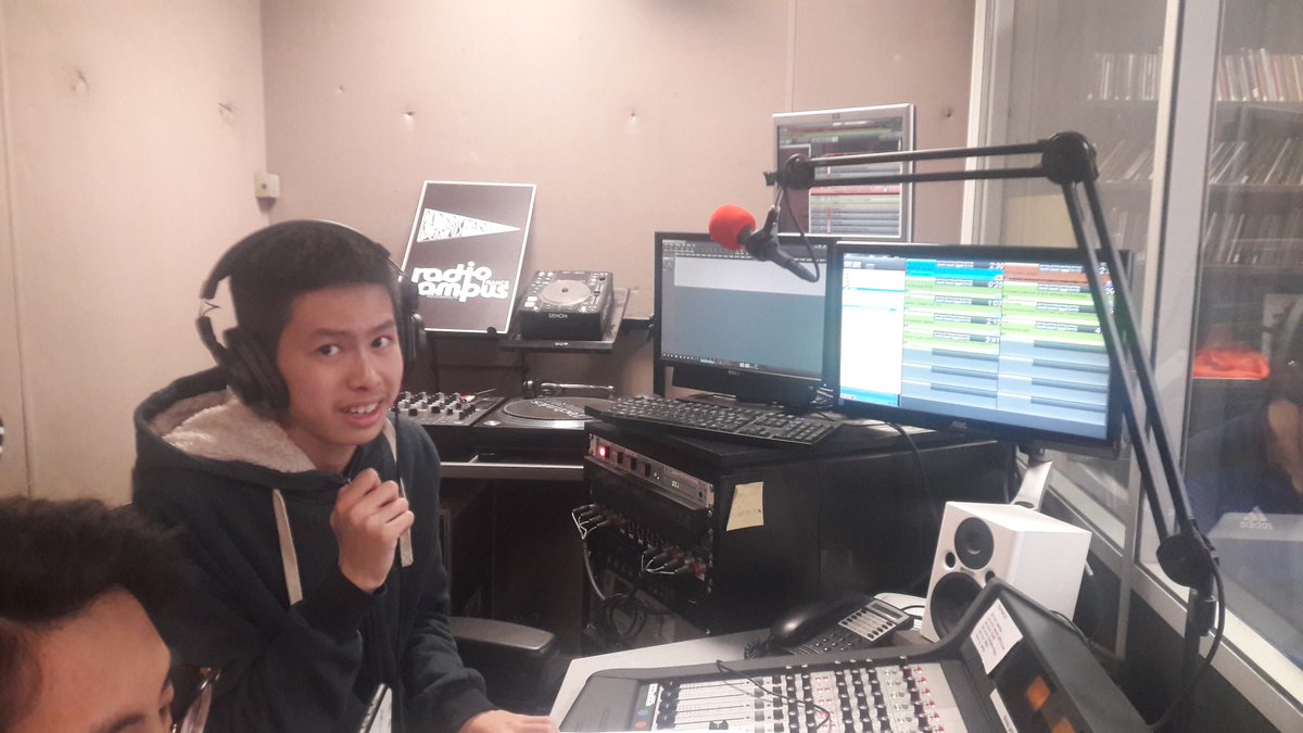 CDIJacquesBrel's tweet photo. Les élèves de 2nde ont enregistré deux émissions de #radio à@campusparis  ce lundi 20 mai 2019. Ce travail vient clore un projet mené en EMC, en partenariat avec le centre culturel d’Houdremont, sur l’écriture de chroniques radiophoniques ! https://t.co/ujacSOdMIo