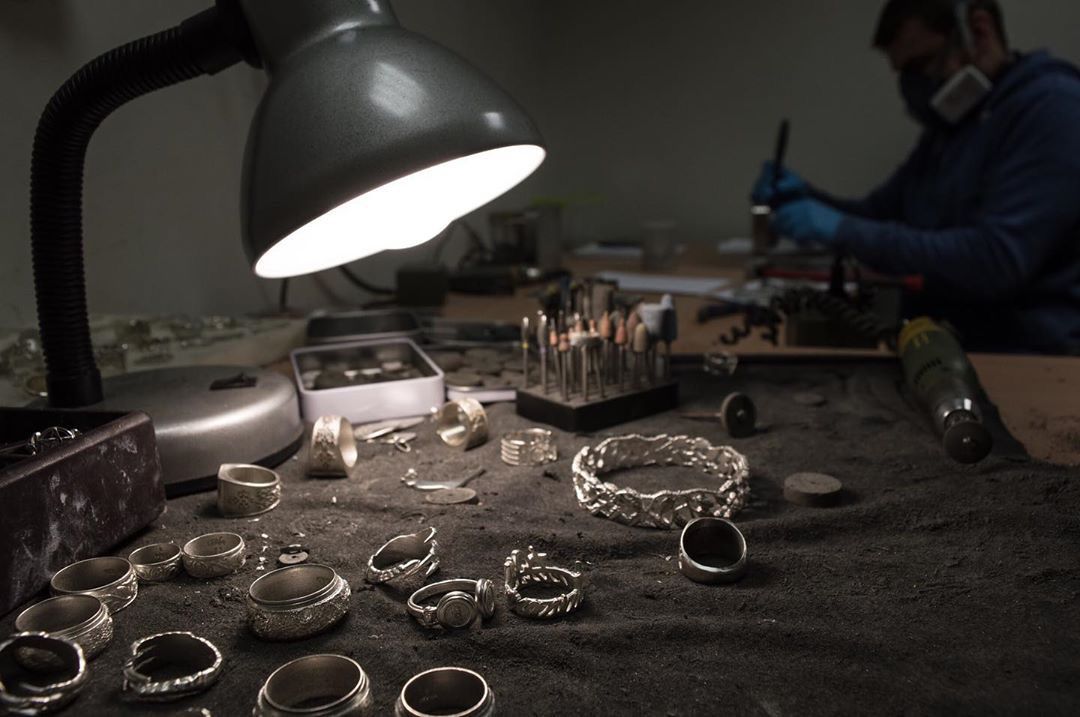 Polishing all night! Worldwide shipping available on all products 🌎