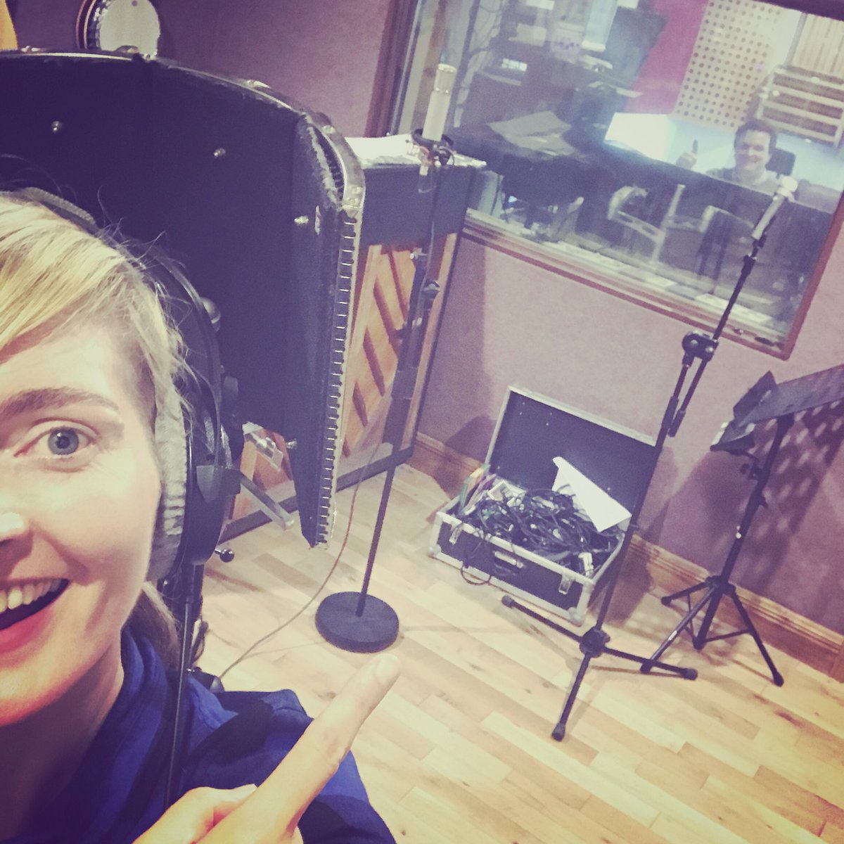 ELLYDMUSIC's tweet photo. Stuuuuuudio selfie time😁 @JAMStudiosAU
#studio #ellyd #jamstudios #singer #songwriter #musician #vocals #newmusic https://t.co/0zGXnizBBZ