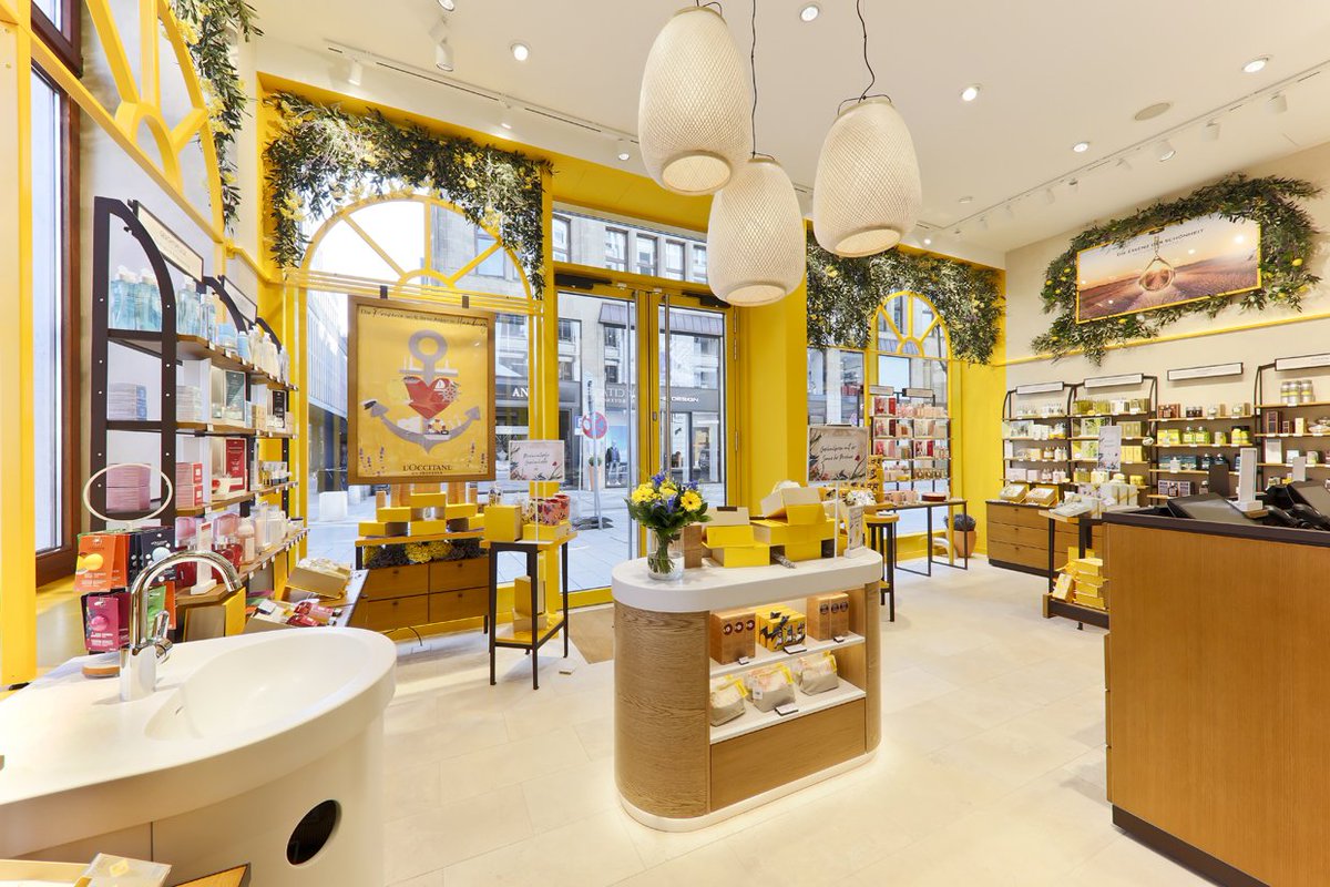 Am 10. Mai warf L'OCCITANE seinen 4. Anker in Hamburg, und zwar diesmal in der wundervollen Poststraße 7. Unser Team freut sich auf euch! 💛 Wer war schon dort?

#LOCCITANElovesHamburg #HamburgmeinePerle #Hamburg #InstaHamburg #Poststraße #LOCCITANE #Loccitanede