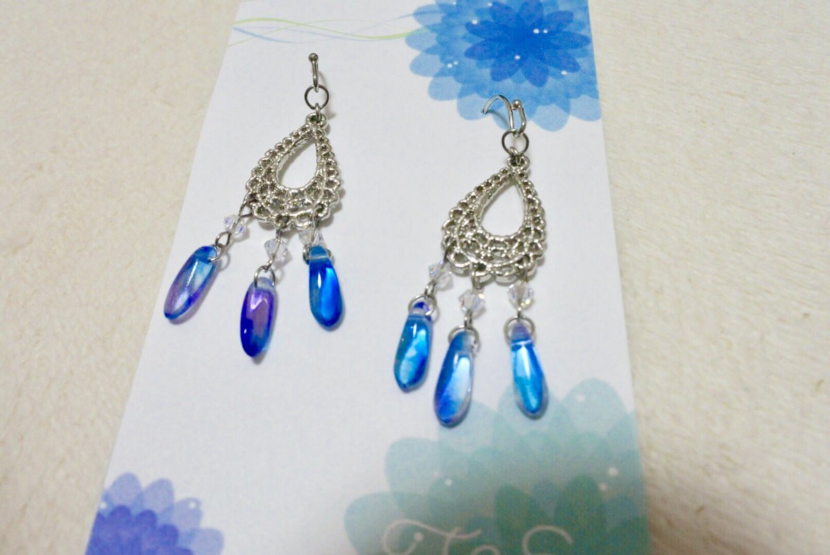 chopin_shimarin's tweet photo. デザフェスにて、T&amp;E accessories さん【@TE_accessories 】のピアスを購入。繊細な銀色と透き通った水色の組み合わせに好みのど真ん中を突かれて、買わずにはいられなかった…！
特に色合いがこれからの季節にとても良さそう。大事に使わせていただきます！ https://t.co/uinL0NZaMt