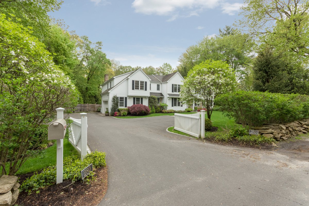 arounddarien's tweet photo. Darien, CT. Ready for Summer? This private and turn-key Colonial is too: https://t.co/344IUUTlmO https://t.co/FYXM0OvSjm