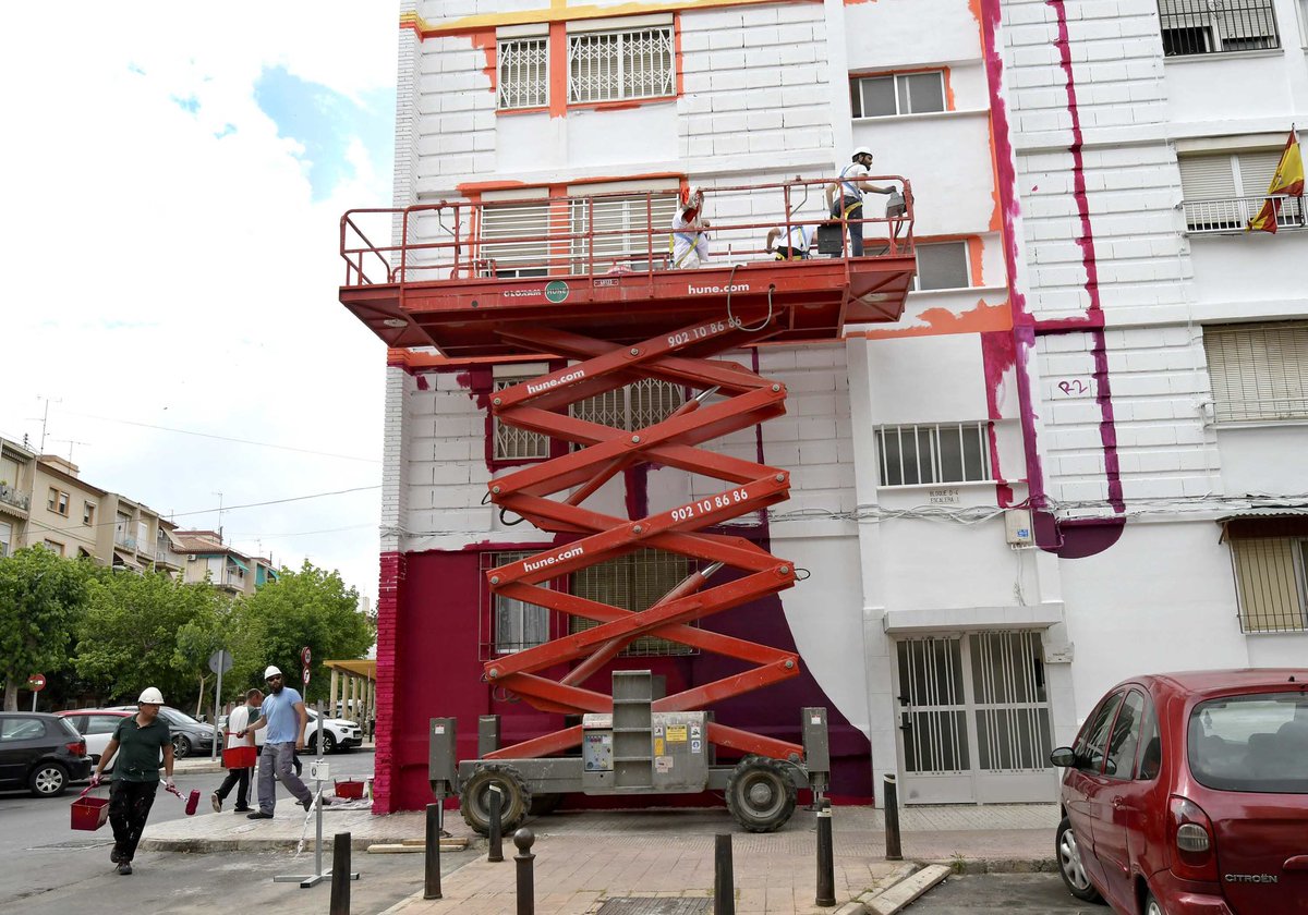 Ballesta_Murcia's tweet photo. 🖼 @ADNMurcia llega a La Paz para mejorar los espacios públicos y la convivencia

El prestigioso equipo internacional @BOAMISTURA está realizando, en la zona sur del barrio, una de las intervenciones artísticas al aire libre más grandes del mundo, con un total de 7.200 m2 https://t.co/12YMmAEfTF