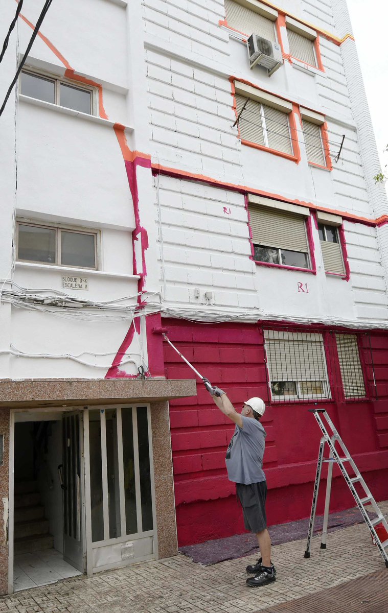 Ballesta_Murcia's tweet photo. 🖼 @ADNMurcia llega a La Paz para mejorar los espacios públicos y la convivencia

El prestigioso equipo internacional @BOAMISTURA está realizando, en la zona sur del barrio, una de las intervenciones artísticas al aire libre más grandes del mundo, con un total de 7.200 m2 https://t.co/12YMmAEfTF