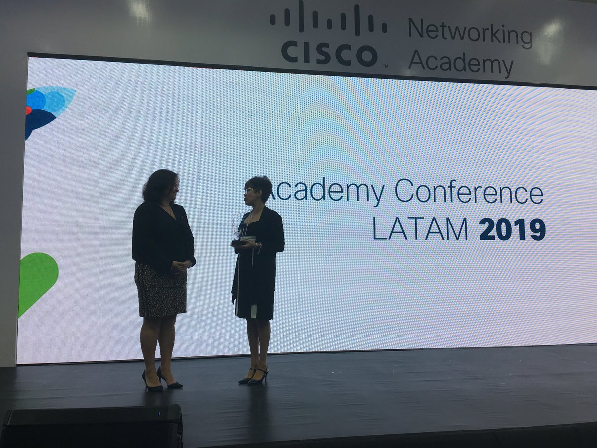 Kchiluig's tweet photo. @cparedesverduga recibiendo reconocimiento de @cisco cómo universidad anfitriona de #acadconf de Cisco https://t.co/YwrznBqoQV