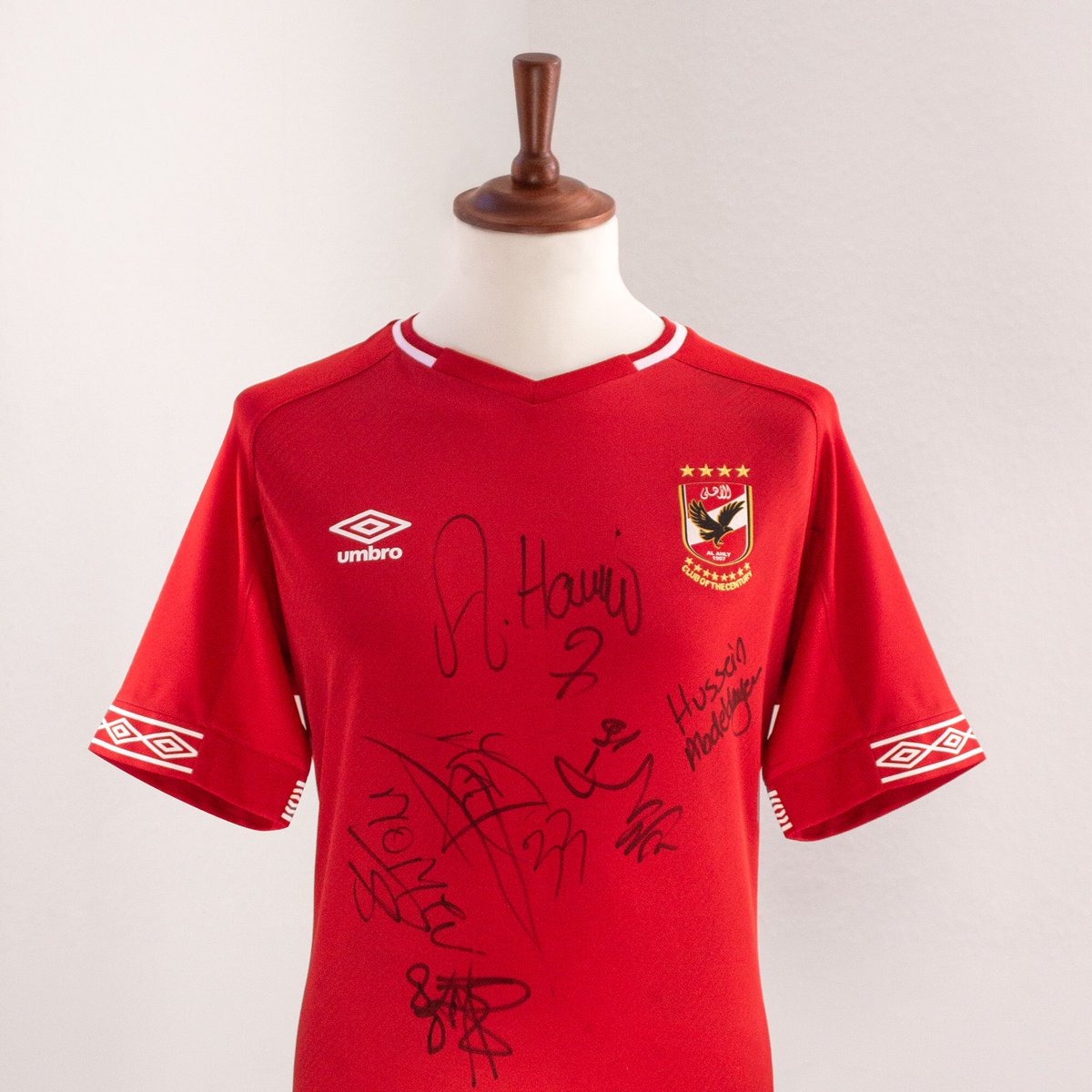🚨Attention @AlAhly fans🚨

We’re giving away 1 x signed home shirt from the 18/19 season. 

To enter: 
1. Follow @umbro 
2. Like and RT this post
3. Tag a friend 

We’ll choose a winner on Wednesday 22nd May at 12pm UK time. Good luck!! #YallaYaAhly