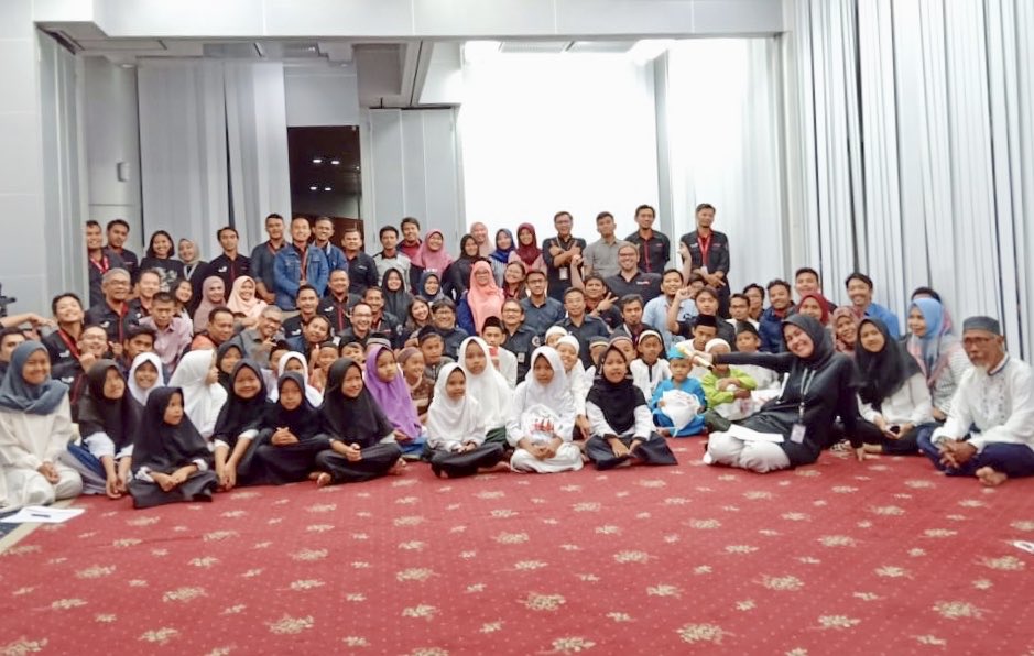 A_Sugiarto2015's tweet photo. Bukber Data Center dan Telkomcloud malam Nuzulul untuk 706 Anak Yatim, Alhamdulillah. https://t.co/s23lW3juwb