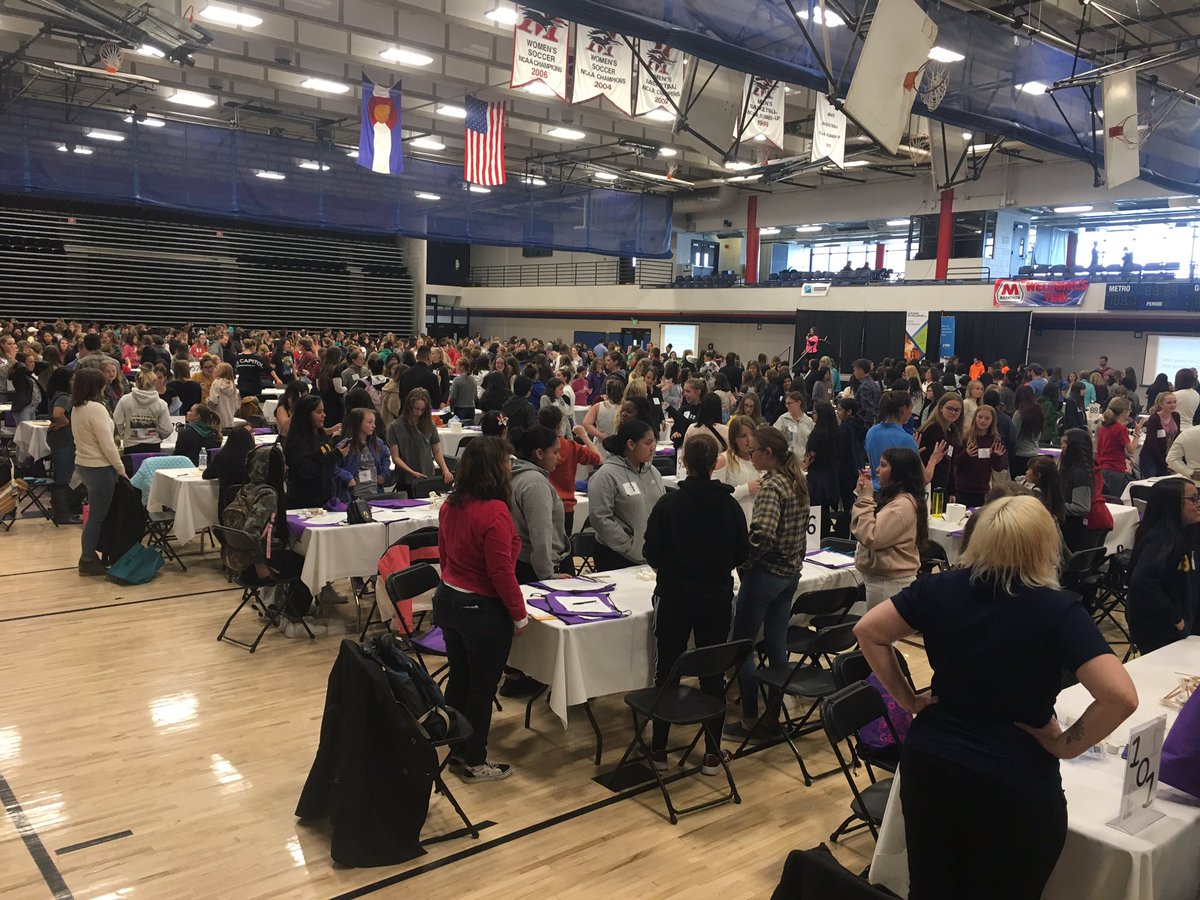 mtnbeachbum78's tweet photo. @Mesa_middle students amongst 800 peers with the opportunity to explore STEM careers at the @GESTEM conference on the MET State campus. https://t.co/gchB0q96Xp