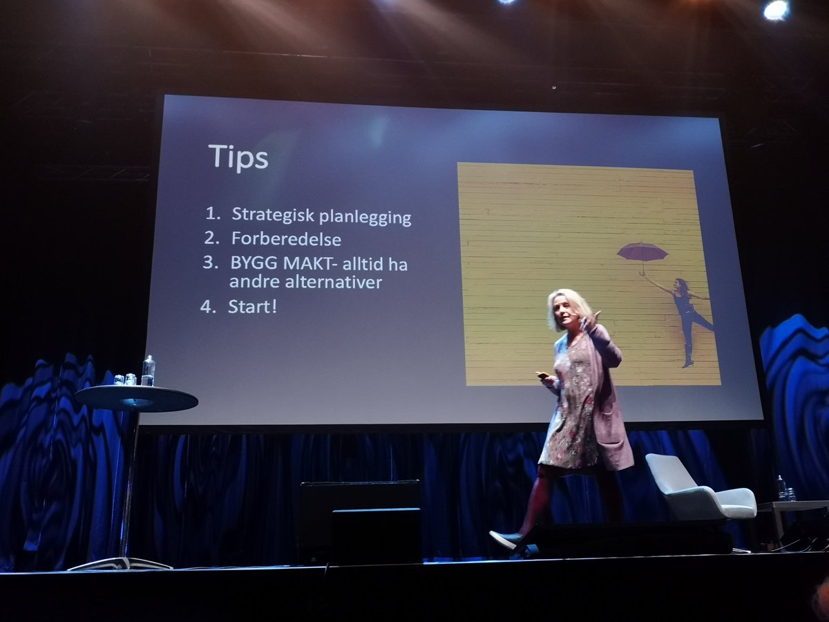 TrudeLarstad's tweet photo. Ikke bare tenk på deg selv: hva ønsker motparten å oppnå i #forhandlinger? Bygg #makt og tenk at du forhandler på vegne av noen andre. 💪Laura Traavik deler tips og på #DNkvinner #ledelse #kommunikasjon https://t.co/5RahlS7dqy