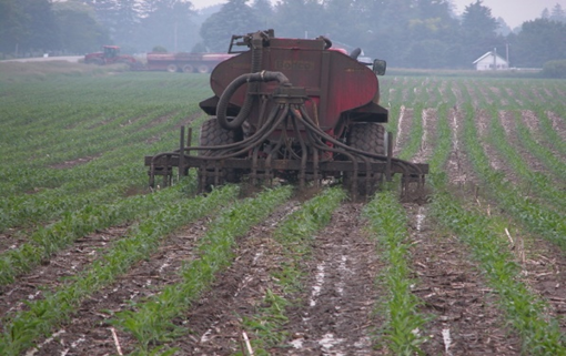 OntarioSoilCrop's tweet photo. Inject liquid manure between corn rows to best utilize nutrients #liquidinject #soilfirst #OntAg #timingmatters https://t.co/g0X6mza9o5