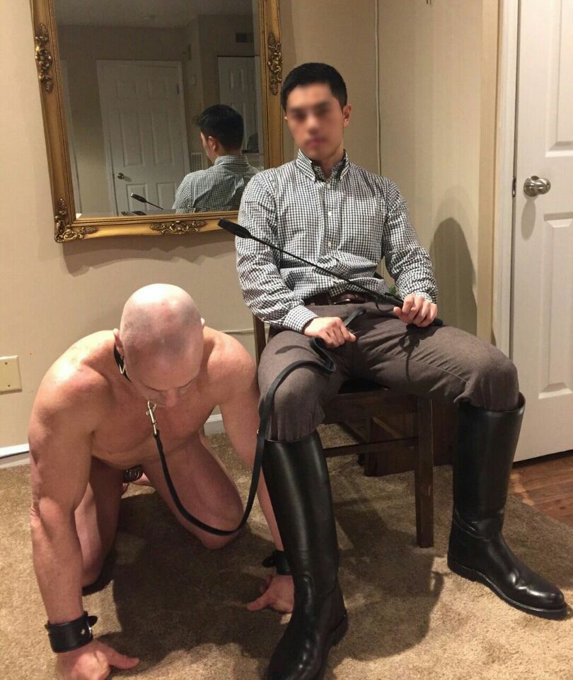 UGH44JKlOSkW9XD's tweet photo. 哈哈，只有这样的帅主才能hold住光毛狗，不是吗？光狗臣服在威严的主人胯下，低着狗头等待着主人的指令！这是不是你意淫的场景？ https://t.co/YAdBB6ITr6