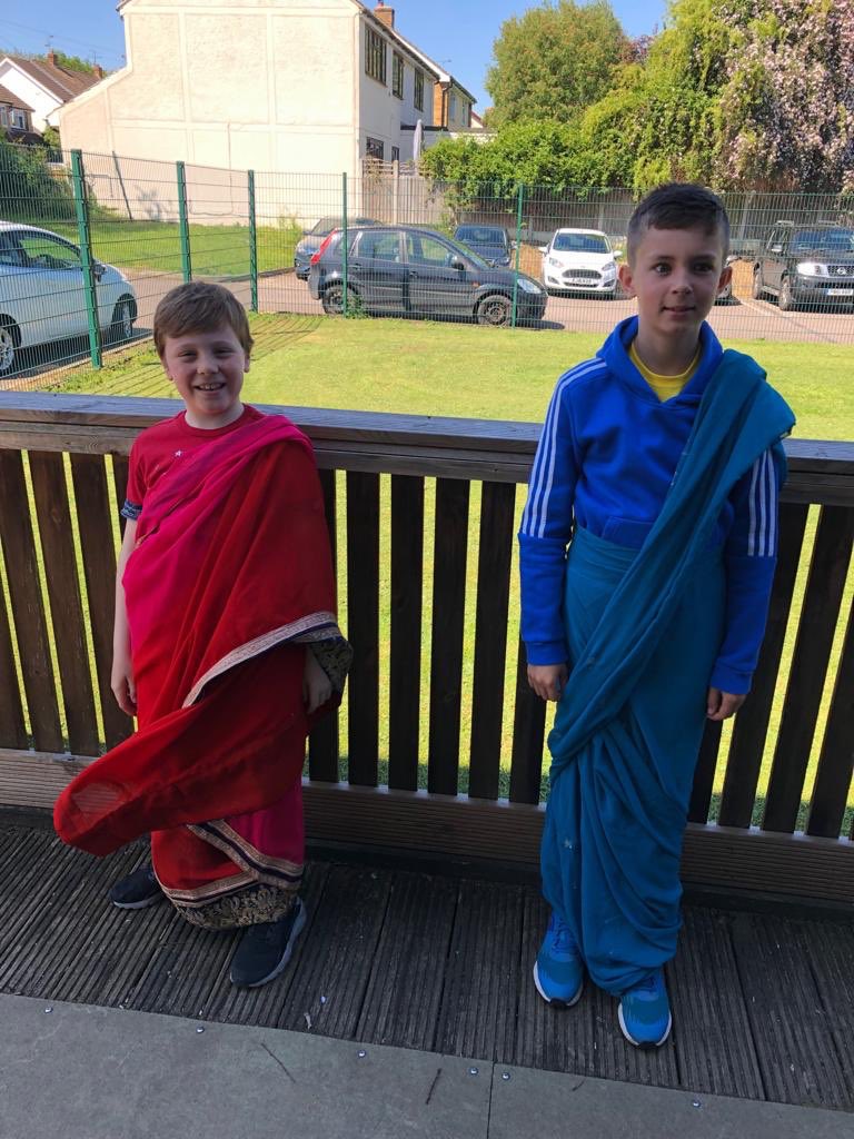 drwalker_s's tweet photo. Learning about traditional dress in India #multiculturalday2019 #india #hedgehogs https://t.co/AB8PqIYDJu