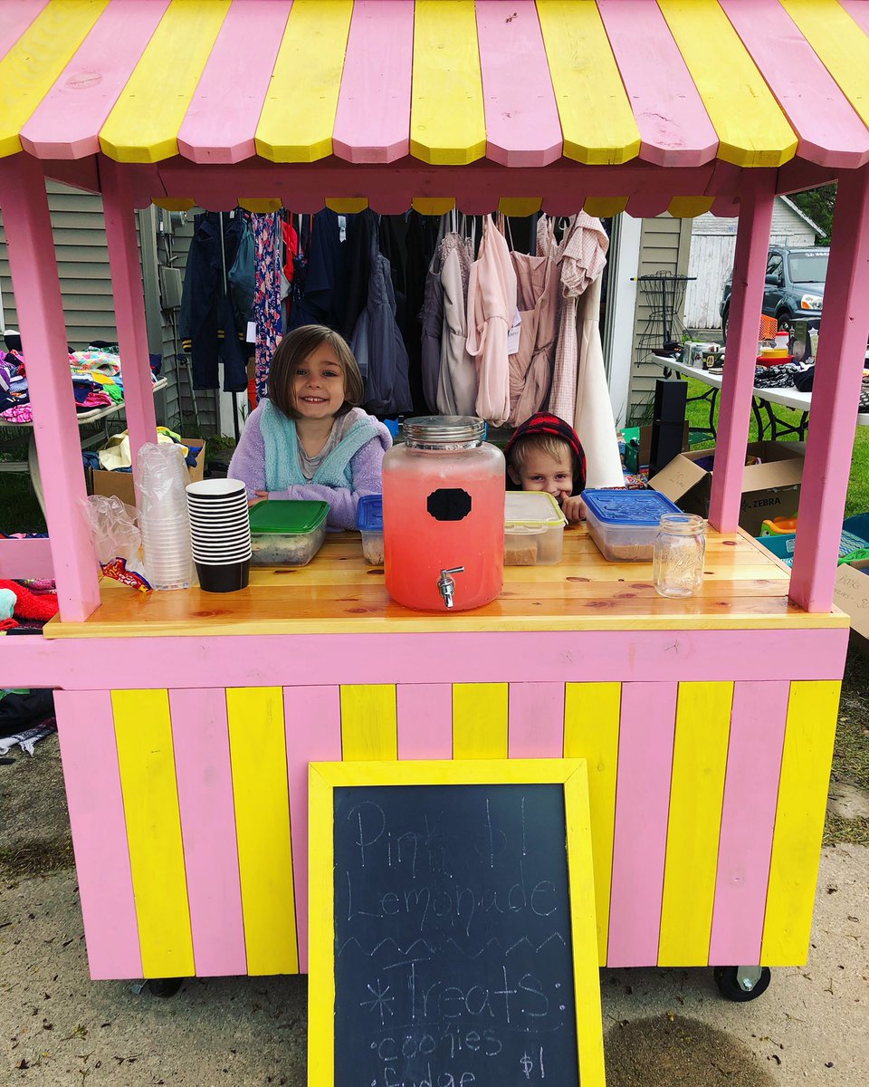 VeganMomLife's tweet photo. My kids will be out selling vegan treats a lot this summer♥️ Don’t mind the mess behind them - we were having a yard sale too. #vegan #lemonadestand https://t.co/IYBkAZZhH6