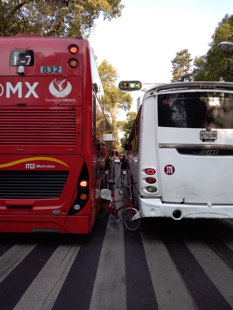 Orumi_'s tweet image. Reforma, cerca del metro Auditorio. No faltará quien diga que fue culpa del usuario de @ecobici, aunque el transporte público tenga que compartir el carril con el @MetrobusCDMX, mismo que invadió el carril libre, ¿y por dónde pueden circular las y los ciclistas, @andreslajous?