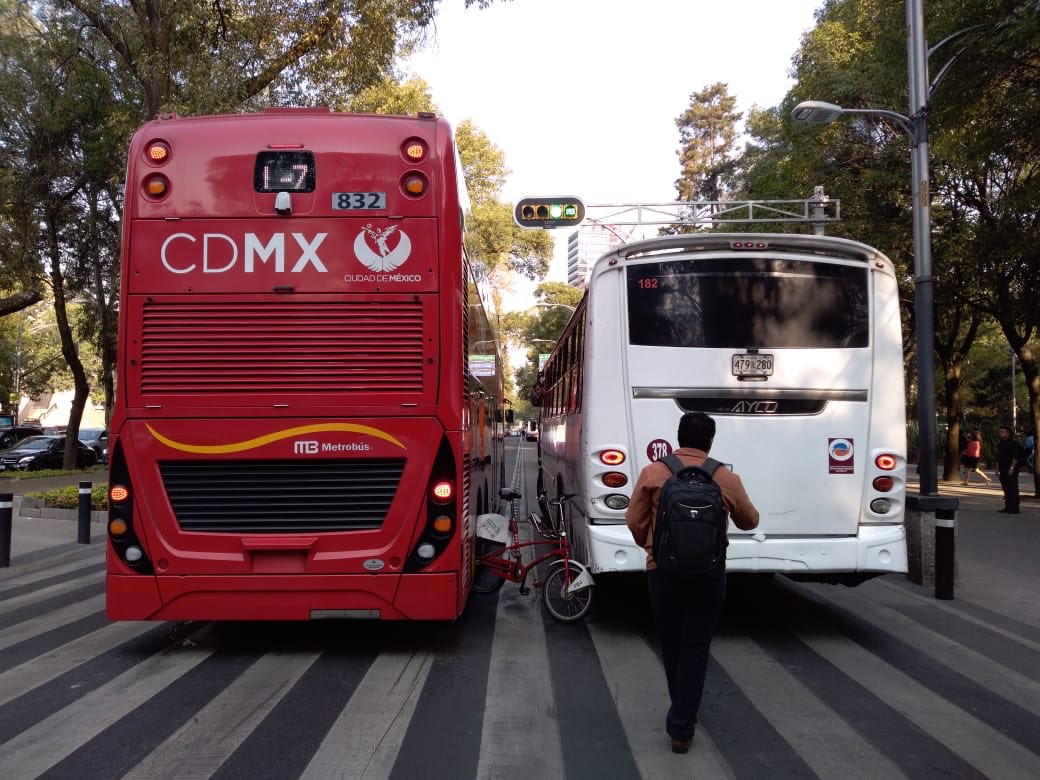 Orumi_'s tweet image. Reforma, cerca del metro Auditorio. No faltará quien diga que fue culpa del usuario de @ecobici, aunque el transporte público tenga que compartir el carril con el @MetrobusCDMX, mismo que invadió el carril libre, ¿y por dónde pueden circular las y los ciclistas, @andreslajous?