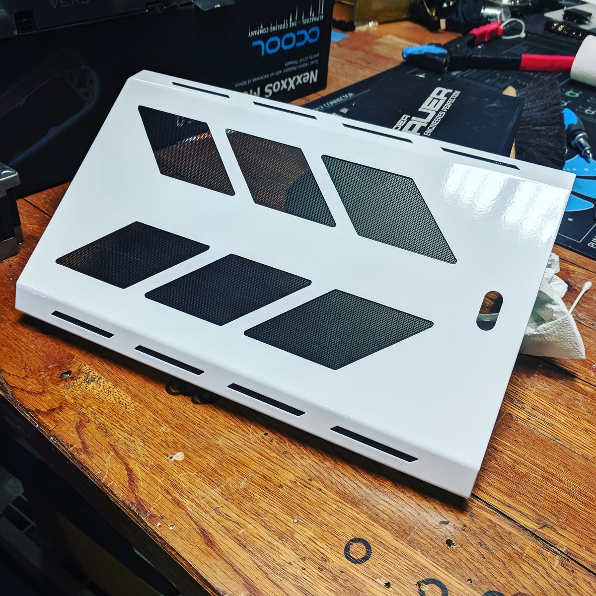 ModMyMods's tweet photo. The @phanteks top panel mod for the ITX is complete!
Letting the paint dry and itll get shipped out the door ;)
#CaseMod #Phanteks #MiniITX #ITX #Evolv #Airflow #Modded #Modified #PCCase #PCCaseModification #ComputerCase #CustomCNC #Cooling https://t.co/l7JNZEIzOb