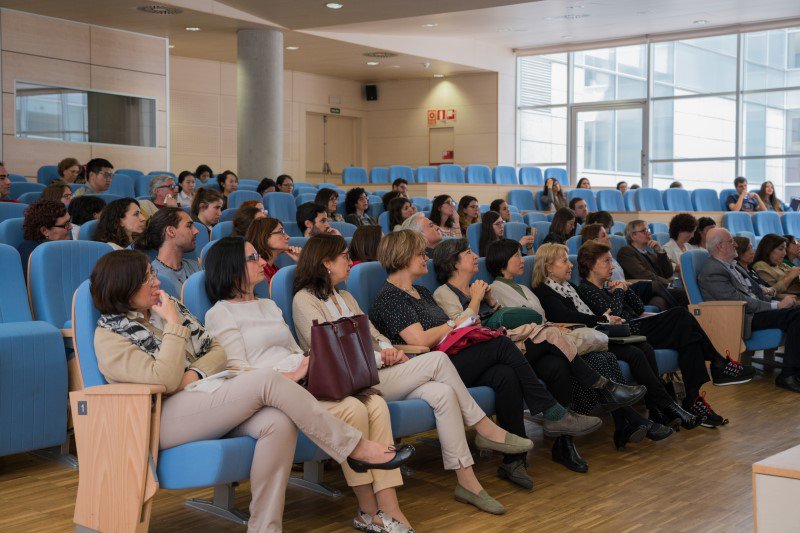El lingüista y académico de la RAE Ignacio Bosque ha participado hoy en la jornada de estudio y de debate sobre la «Gramática descriptiva de la lengua española», con motivo de su vigésimo aniversario, en l@FilologiaUCM | rae.es/noticias/el-pa…