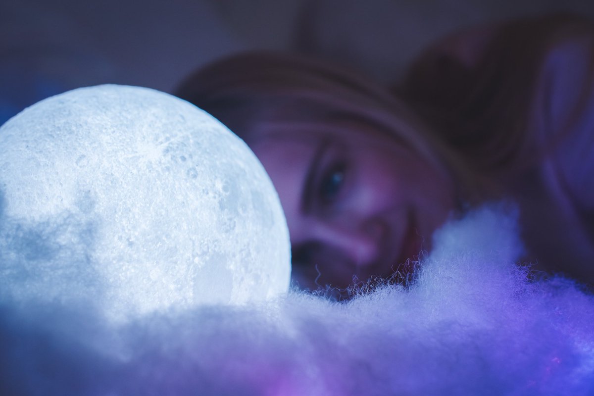 Snugzmeow's tweet image. you’re the moon of my life 📸 @aperterikk